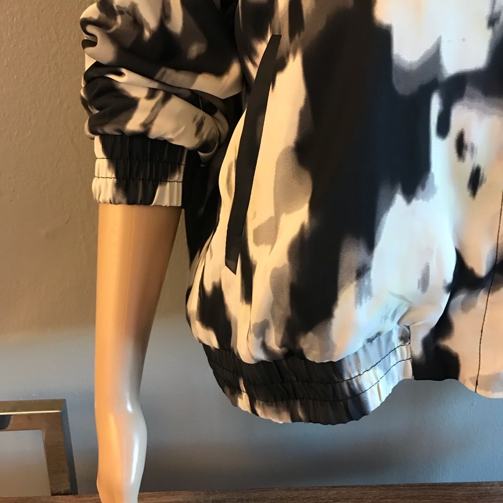 Black and white buttoned up jacket - Picture 5 of 8